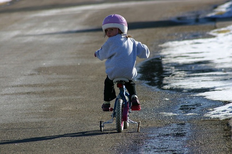 Tips to Transition from Training Wheels a Young Child Riding a Bike with Training Wheels